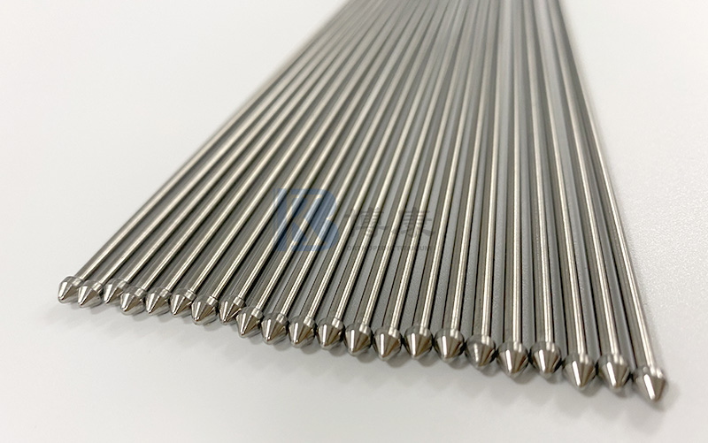 How does nickel-titanium alloy achieve a perfect balance between energy absorption and release through atomic-level interactions?