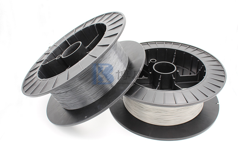 How does nickel titanium alloy wire exhibit shape memory behavior?